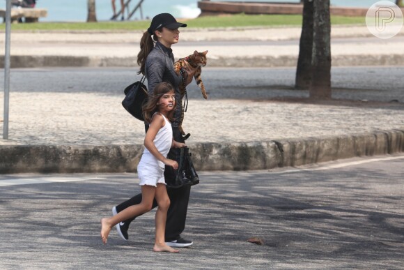 Sofia deixou a praia descalça, carregando sua bota nas mãos; Grazi levou o gato nos braços ao atravessar a rua