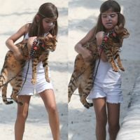 Filha de Grazi, Sofia rouba a cena com seu batom prateado em passeio com gato