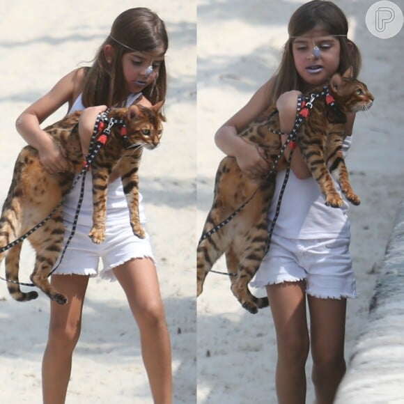 Sofia, filha de Grazi Massafera e Cauã Reymond, leva gato para passear em praia do Rio