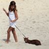 Sofia, filha de Cauã e Grazi, passeia com o gato usando uma coleira