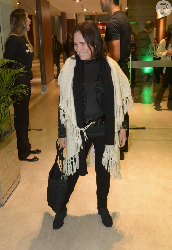 Regina Duarte usa cinto e colete de paetê em um modelo de inverno