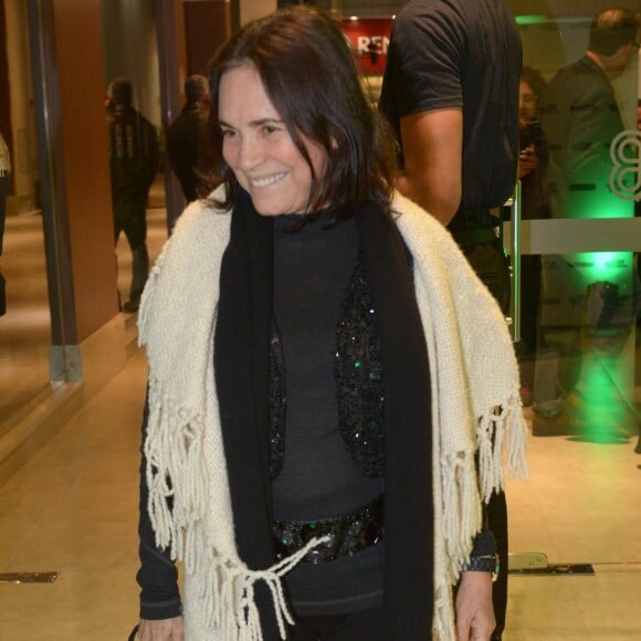 Regina Duarte usa cinto e colete de paetê em um modelo de inverno