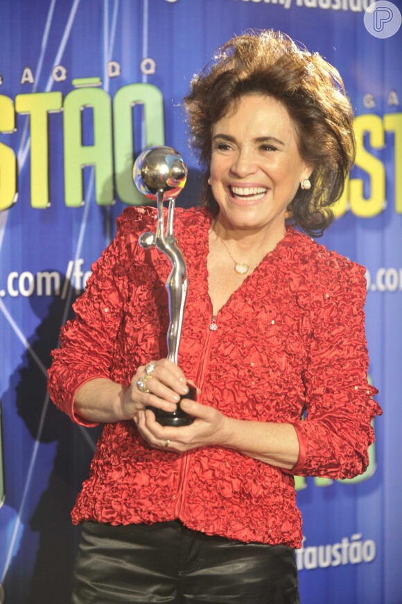 Em 2011, Regina Duarte recebeu o troféu Mário Lago das mãos da apresentadora Hebe Camargo e apostou no visual com fios no estilo bagunçado