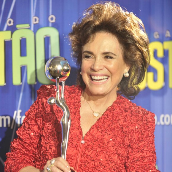 Em 2011, Regina Duarte recebeu o troféu Mário Lago das mãos da apresentadora Hebe Camargo e apostou no visual com fios no estilo bagunçado