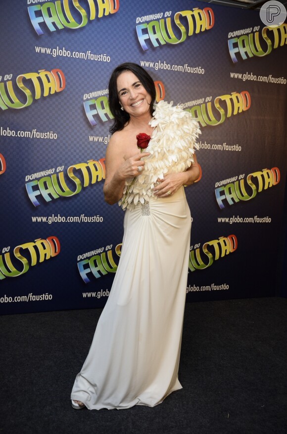 Regina Duarte usou um vestido de um ombro só com plumas para ir a 'Pizza do Faustão', em dezembro de 2012