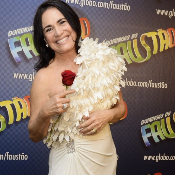 Regina Duarte usou um vestido de um ombro só com plumas para ir a 'Pizza do Faustão', em dezembro de 2012
