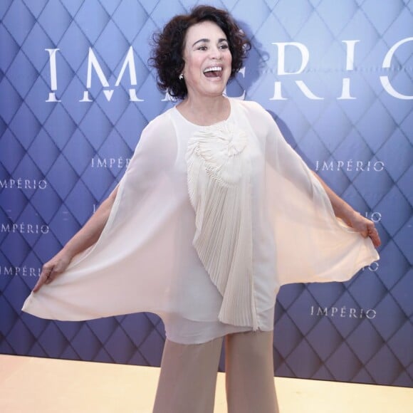 Regina Duarte dança ao posar com look esvoaçante na festa da novela 'Império', em julho de 2014