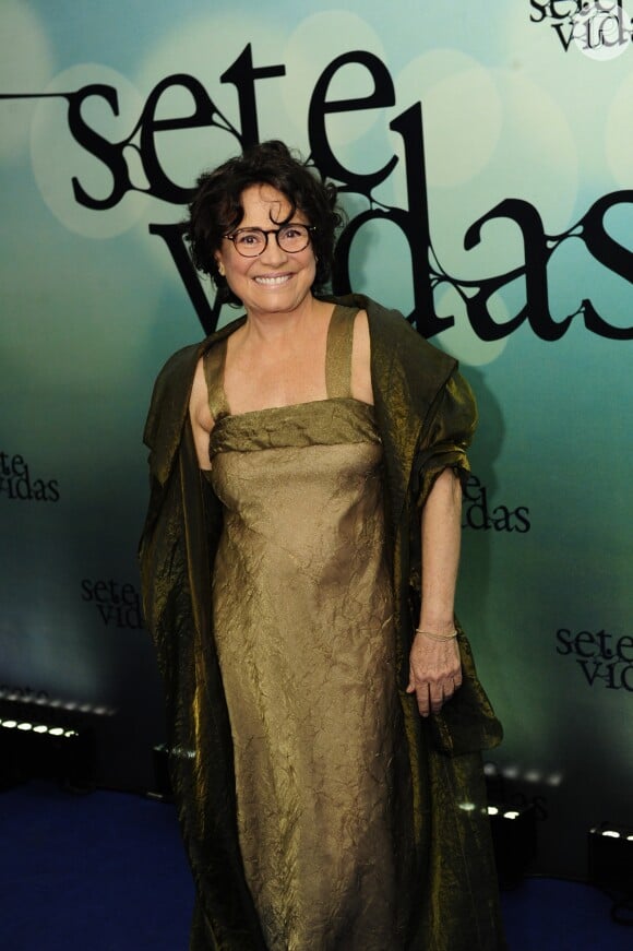 Regina Duarte aposta em look verde musgo durante lançamento da novela 'Sete Vidas', em 2015