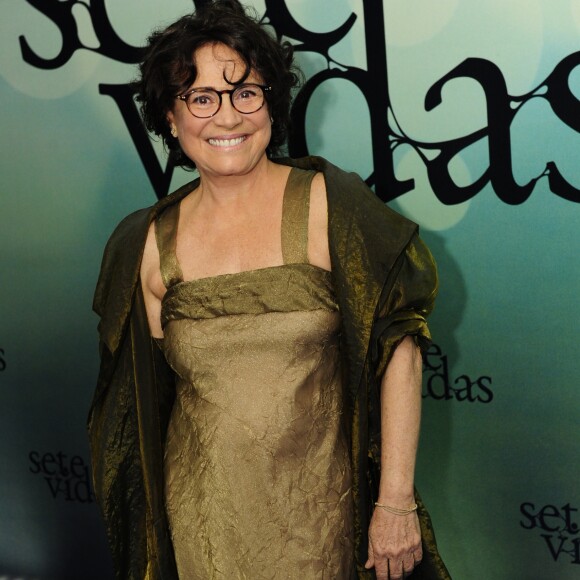 Regina Duarte aposta em look verde musgo durante lançamento da novela 'Sete Vidas', em 2015