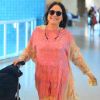 Regina Duarte usa look estilo hippie ao desembarcar em aeroporto e chinelos