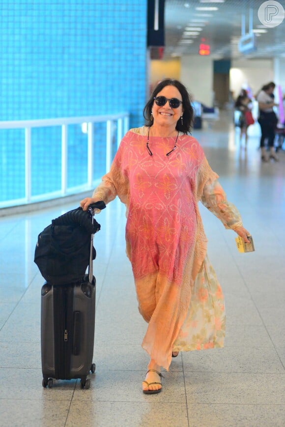 Regina Duarte usa look estilo hippie ao desembarcar em aeroporto e chinelos