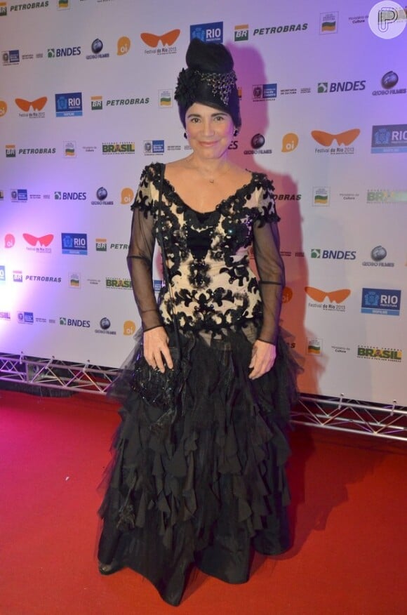 Regina Duarte surgiu com um turbante e foi comparada à viúva Porcina no Festival do Rio, de 2013