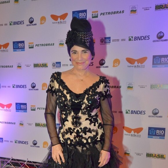 Regina Duarte surgiu com um turbante e foi comparada à viúva Porcina no Festival do Rio, de 2013
