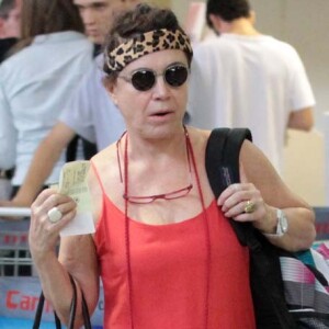 Regina Duarte já foi comparada a Ozzy Osbourne no aeroporto de Congonhas ao usar óculos redondinho e faixa de oncinha, em 2014