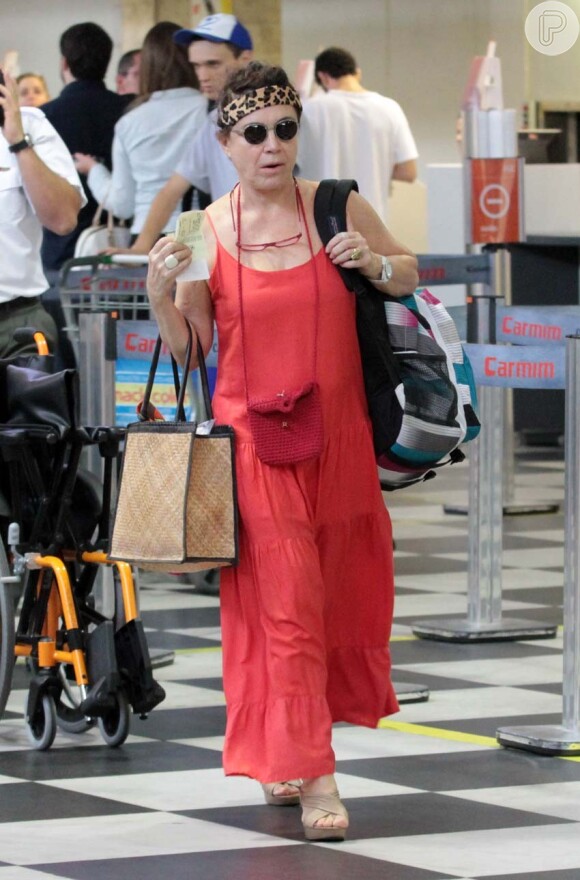 Regina Duarte já foi comparada a Ozzy Osbourne no aeroporto de Congonhas ao usar óculos redondinho e faixa de oncinha, em 2014