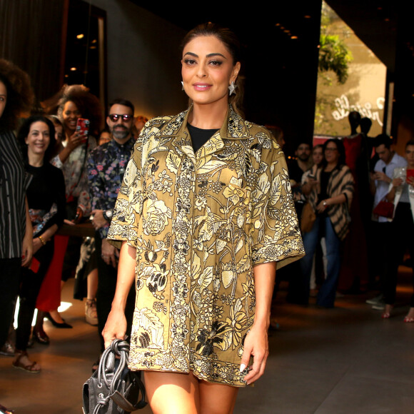 'Tenho treinado de duas a três vezes por semana apenas, mas faço aquele XBody, que é um aparelho que que estimular o corpo e em apenas 20 anos sinto meu corpo trabalhar demais', contou Juliana Paes