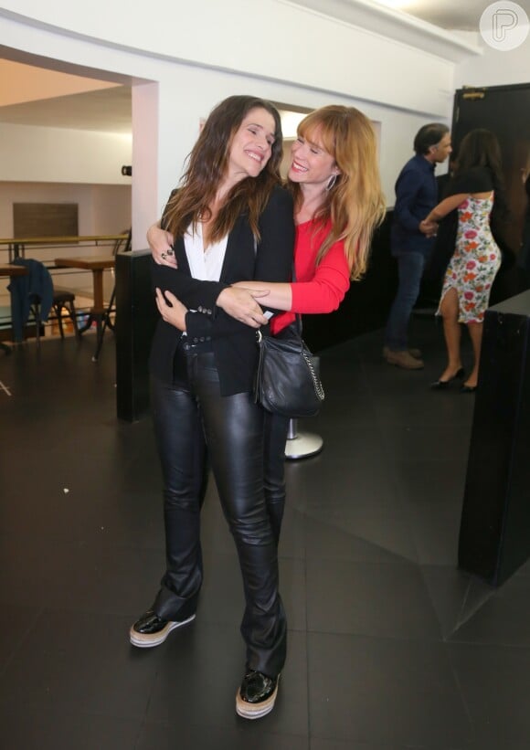 Mariana Ximenes e Ingrid Guimarães se divertem na pré-estreia do filme 'Como Nossos Pais', no Cine Roxy, em Copacabana, Zona Sul do Rio de Janeiro, na noite desta terça-feira, 29 de agosto de 2017