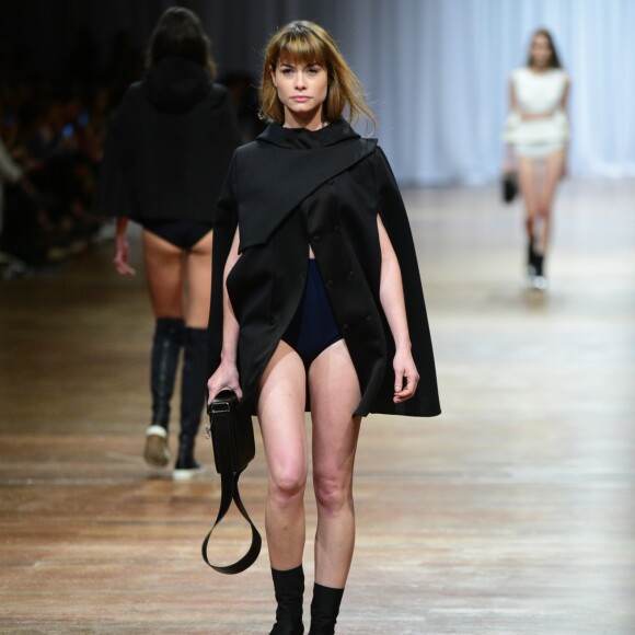 Alinne Moraes exibe pernas em desfile da SPFW nesta quarta-feira, dia 30 de agosto de 2017