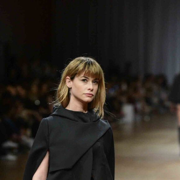 Alinne Moraes é alvo de cliques ao desfilar na São Paulo Fashion Week