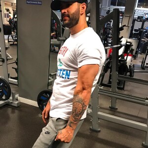 Gusttavo Lima exibiu os músculos na academia em foto publicada no Instagram