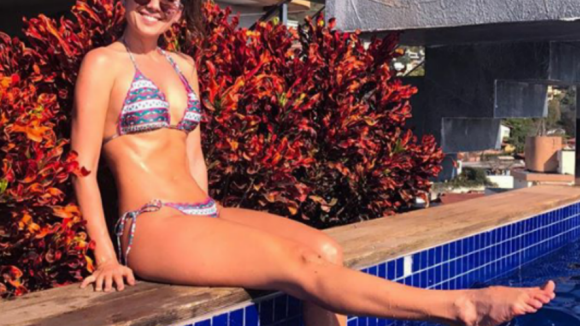 Paula Fernandes, de biquíni, mostra barriga seca em piscina: 'Vitamina D'. Foto!