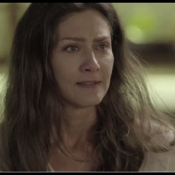 Joyce (Maria Fernanda Cândido) explode de raiva com a selfia enviada por Irene (Débora Falabella), na novela 'A Força do Querer'