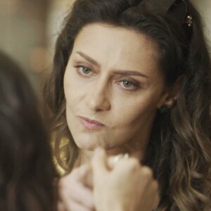 Joyce (Maria Fernanda Cândido) dá uma bolsada na cara de Irene (Débora Falabella), na novela 'A Força do Querer'
