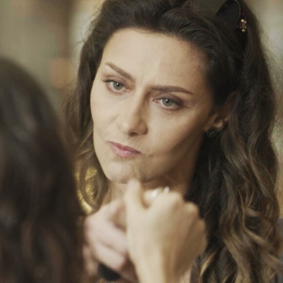 Joyce (Maria Fernanda Cândido) dá uma bolsada na cara de Irene (Débora Falabella), na novela 'A Força do Querer'