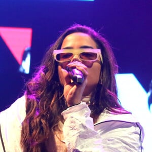 Anitta oltou a investir em sua bota over the knee de ilhoses