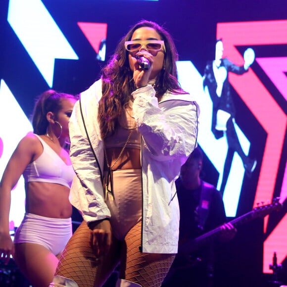 Anitta oltou a investir em sua bota over the knee de ilhoses