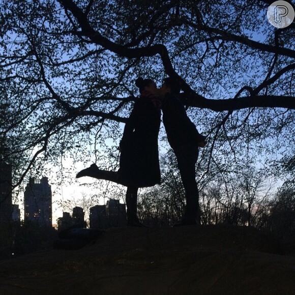 Claudia Raia e Jarbas Homem de Mello se beijam no Central Park, em Nova York