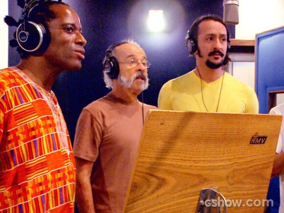 Flávio Bauraqui, Osmar Prado e Irandhir Santos cantam o coro de 'Chuá Chuá' em 'Meu Pedacinho de Chão'
