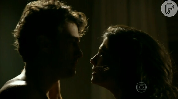 Verônica (Helena Ranaldi) e Laerte (Gabriel Braga Nunes) apareceram em cenas quentes no capítulo de 'Em Família' desta terça-feira, 22 de abril de 2014