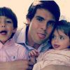 O jogador Kaká com seus dois filhos, Lucca e Isabella
