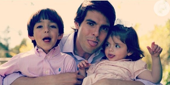 O jogador Kaká com seus dois filhos, Lucca e Isabella