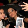 Anitta faz 'selfie' com fã em evento