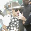 Justin Bieber ficou detido por quatro horas no aeroporto de Los Angeles na manhã desta quinta-feira, 24 de abril de 2014