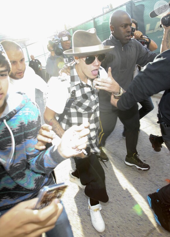 Justin Bieber ficou detido por quatro horas no aeroporto de Los Angeles na manhã desta quinta-feira, 24 de abril de 2014