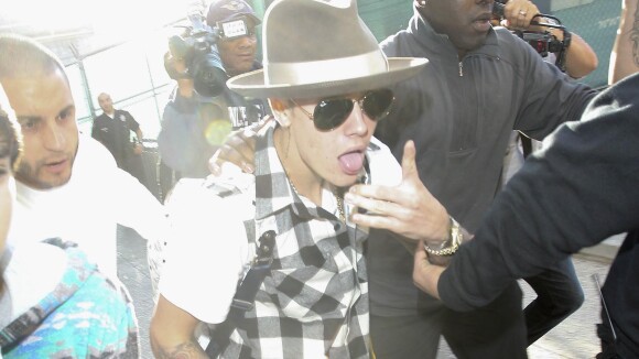 Justin Bieber é detido por quatro horas em aeroporto ao entrar nos EUA