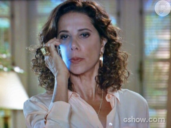 Branca (Ângela Vieira) arma um plano para fazer com que Ricardo (Herson Capri) seja demitido, na novela 'Em Família', em 5 de maio de 2014