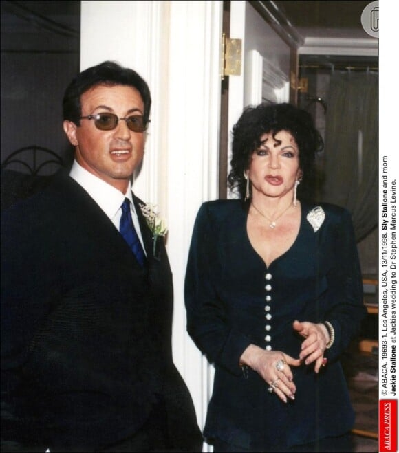 Sylvester Stallone é acusado de ter agredido a meia-irmã Toni-Ann Filiti, mas a mãe, Jackie Stallone, diz que a filha inventou tudo para fazer chantagem; informação foi publicada no jornal americano 'New York Post' em 24 de janeiro de 2013