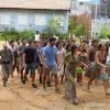 Liderado pela tropa do bem, o povo de Tapiré invade a Comunidade e a destrói, no último capítulo de 'Além do Horizonte', em 2 de maio de 2014
