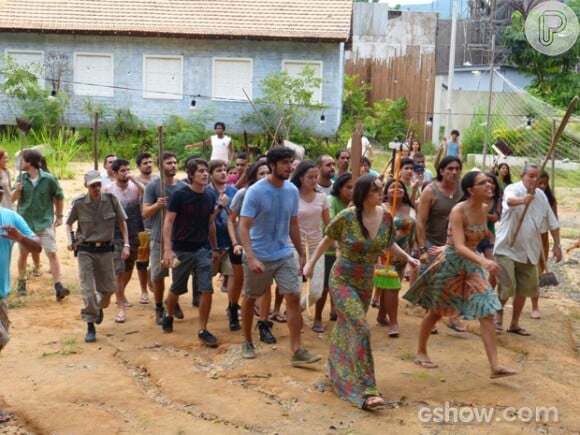 Liderado pela tropa do bem, o povo de Tapiré invade a Comunidade e a destrói, no último capítulo de 'Além do Horizonte', em 2 de maio de 2014