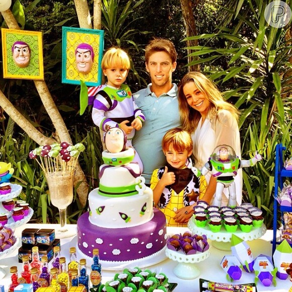 Danielle Winits organizou uma festa com o tema 'Toy Story' para comemorar os 3 anos de seu filho caçula, Guy, em 26 de abril de 2014