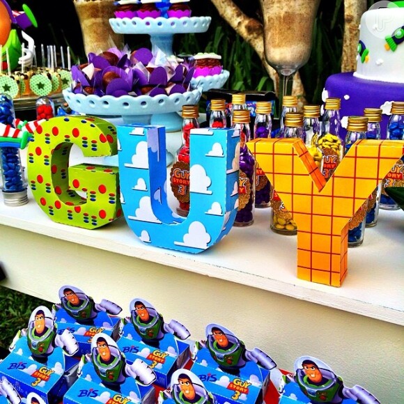 Danielle Winits organizou uma festa com o tema 'Toy Story' para comemorar os 3 anos de seu filho caçula, Guy, em 26 de abril de 2014