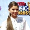 Zendaya se apresentou no Radio Disney Music Awards e levou o prêmio de 'Artista mais Estiloso'