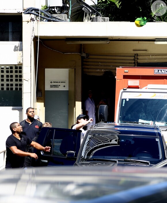 Segurança brasileiro joga objeto pra longe após salvar Demi Lovato