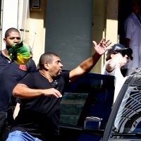 Demi Lovato é salva por segurança após fã atirar objeto na cantora, no Rio