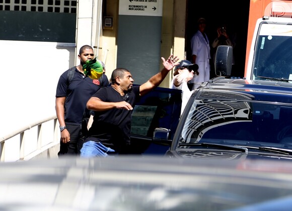 Fã atira objeto em Demi Lovato, mas segurança brasileiro salva cantora, em porta de hotel no Rio de Janeiro, em 29 de abril de 2014