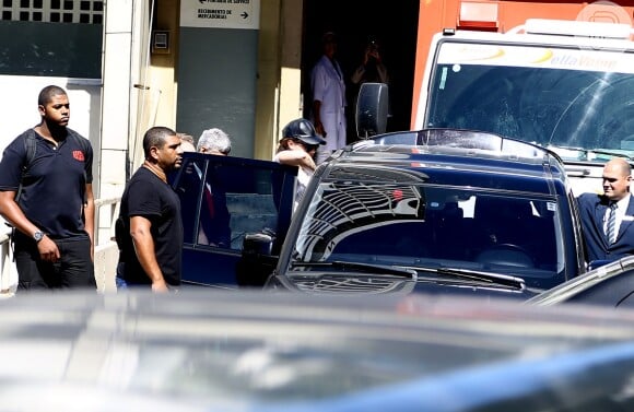 Demi Lovato entra no carro após acenar para os fãs